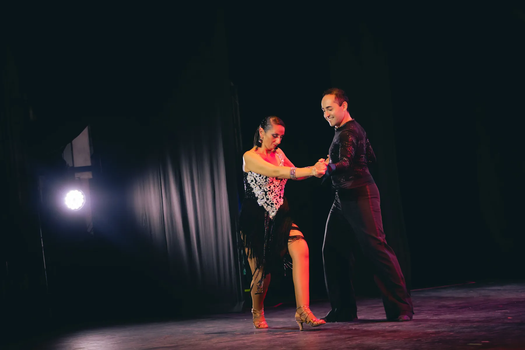 Pareja bailando ballroom en una presentación teatral