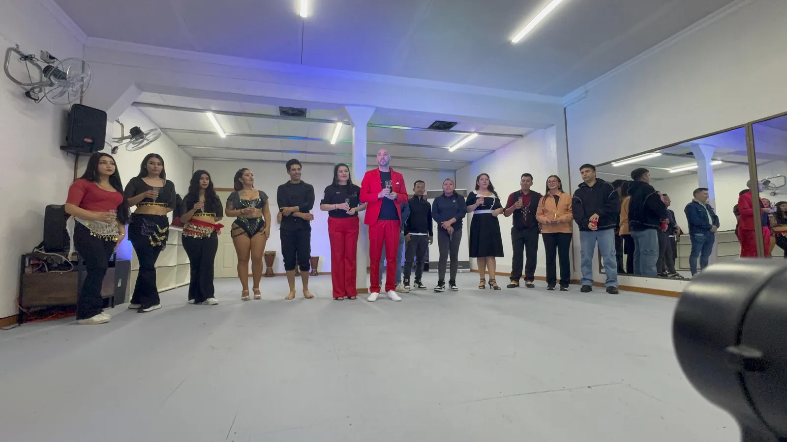 Personas reunidas en la sala de Espacio Vida y Baile